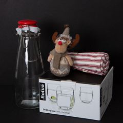 Gavesett 4 deler, Glass, kjøkkenhåndkle, flaske og julefigur